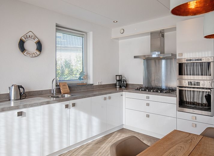 Stijlvolle woonkamer van Villa Menno in Bungalowpark 't Hoogelandt, Texel, met moderne inrichting.