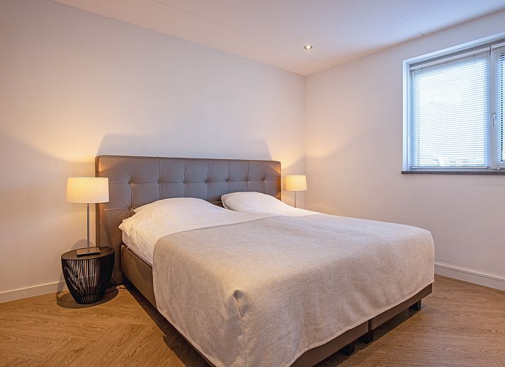 Stijlvolle woonkamer van Villa Menno in Bungalowpark 't Hoogelandt, Texel, met moderne inrichting.