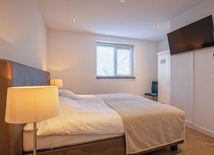 Stijlvolle woonkamer van Villa Menno in Bungalowpark 't Hoogelandt, Texel, met moderne inrichting.