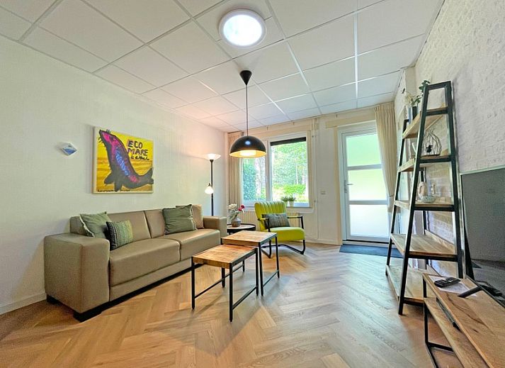 Gemuetlicher Innenbereich des Appartements Bos en Duin 05, De Dennen, Texel mit bequemen Sitzgelegenheiten.