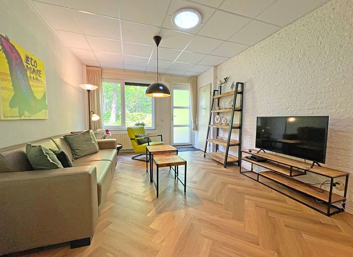 Gemuetlicher Innenbereich des Appartements Bos en Duin 05, De Dennen, Texel mit bequemen Sitzgelegenheiten.