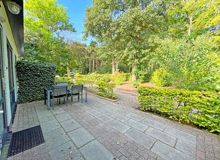 Modern eingerichtetes Wohnzimmer des Appartements Bos en Duin 05, De Dennen, Texel mit viel natuerlichem Licht.