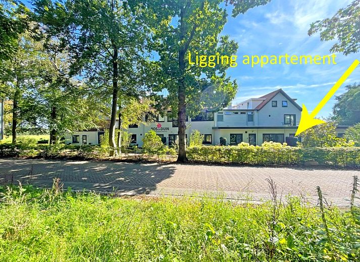 Modern eingerichtetes Wohnzimmer des Appartements Bos en Duin 05, De Dennen, Texel mit viel natuerlichem Licht.