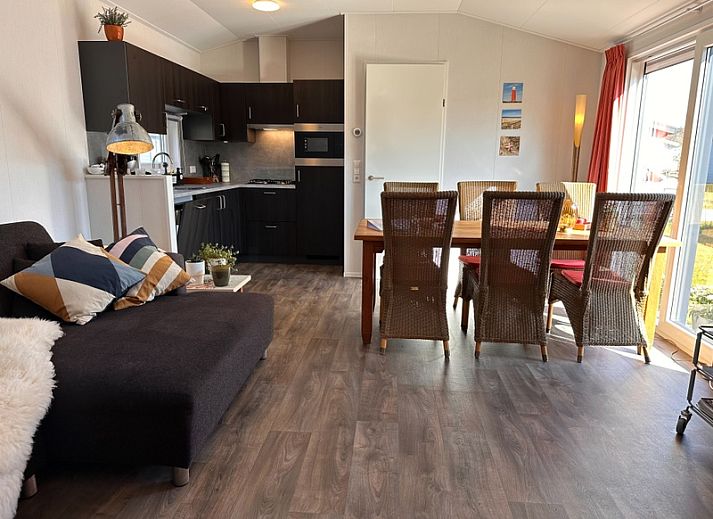 Ferienpark de Bremakker - Bosveld 141, charmantes Ferienhaus in De Dennen, Texel mit Terrasse und natuerlicher Umgebung.