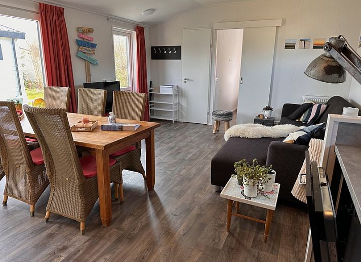 Ferienpark de Bremakker - Bosveld 141, charmantes Ferienhaus in De Dennen, Texel mit Terrasse und natuerlicher Umgebung.