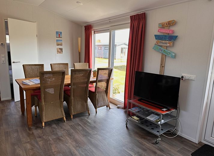 Ferienpark de Bremakker - Bosveld 141, charmantes Ferienhaus in De Dennen, Texel mit Terrasse und natuerlicher Umgebung.