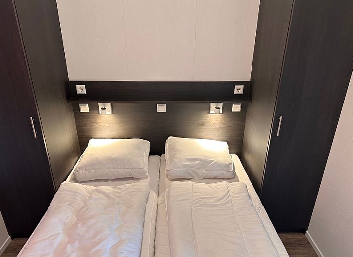 Vakantiepark de Bremakker - Bosveld 141, gemuetliches Wohnzimmer im Ferienhaus De Dennen, Texel mit stilvoller Einrichtung.