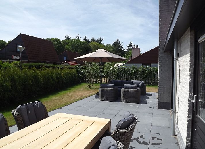 Gezellig terras bij Vakantiehuis Gortersmient 322 in De Dennen, Texel, met comfortabele zitjes en parasol.