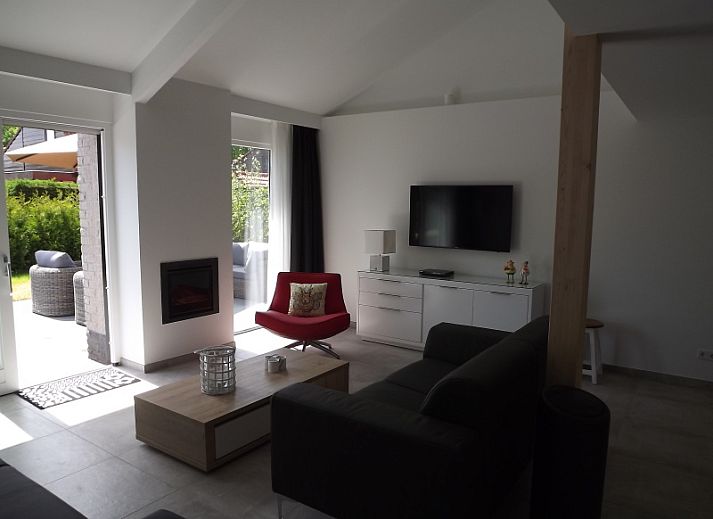 Ruim terras met eethoek bij Vakantiehuis Gortersmient 322, ideaal voor buiten dineren in De Dennen, Texel.