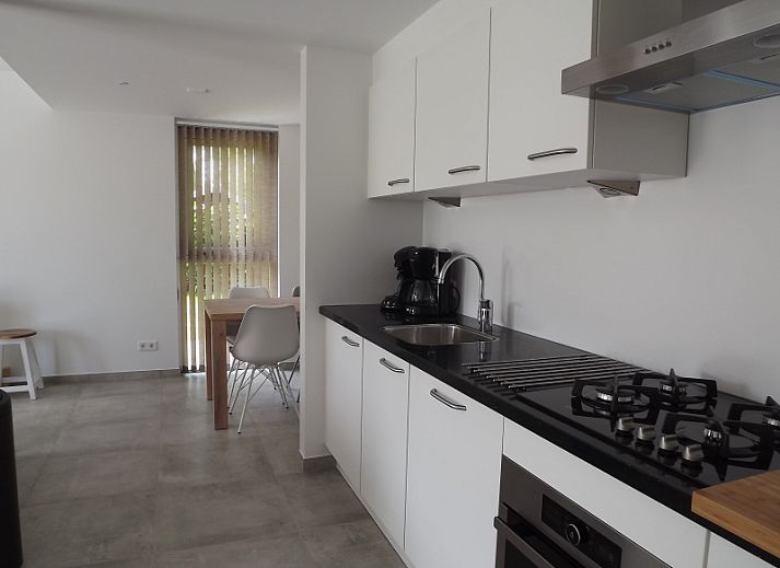 Ruim terras met eethoek bij Vakantiehuis Gortersmient 322, ideaal voor buiten dineren in De Dennen, Texel.