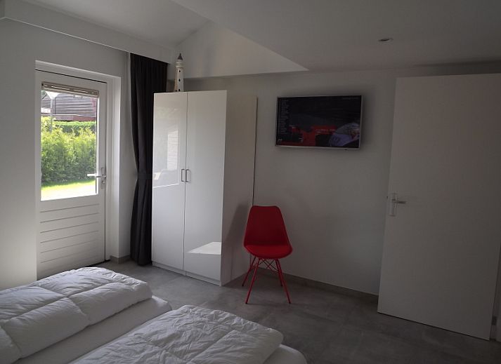 Ruim terras met eethoek bij Vakantiehuis Gortersmient 322, ideaal voor buiten dineren in De Dennen, Texel.