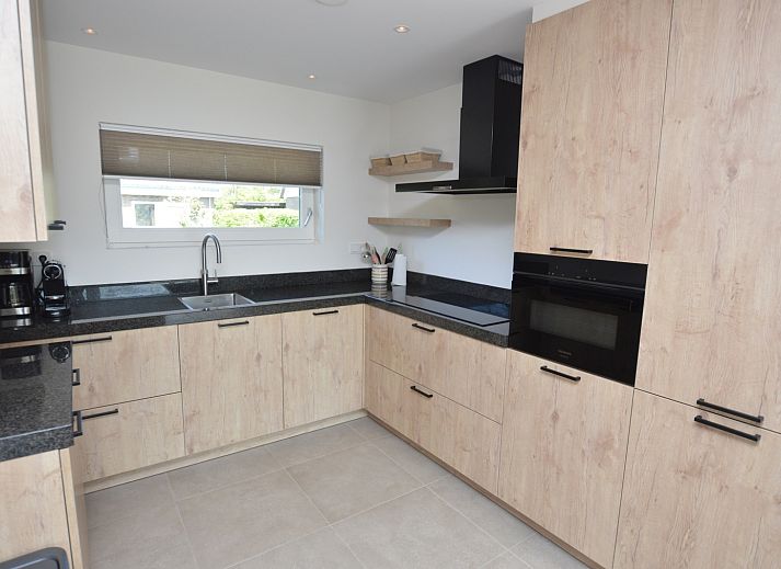 Gemuetliches Wohnzimmer von Tempelierweg - Kogermient 18, Ferienhaus De Dennen, Texel mit moderner Kueche.