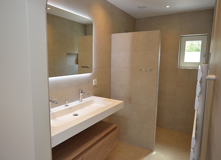 Gemuetliches Wohnzimmer von Tempelierweg - Kogermient 18, Ferienhaus De Dennen, Texel mit moderner Kueche.