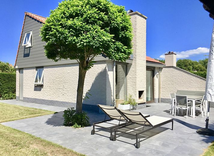 Vakantiehuis Gortersmient 358, De Dennen, Texel met zonnig terras en ligstoelen.