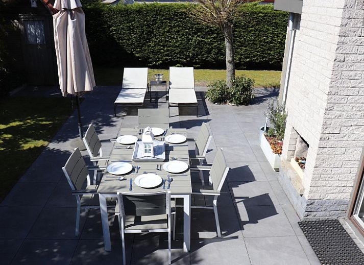 Vakantiehuis Gortersmient 358, De Dennen, Texel met zonnig terras en ligstoelen.