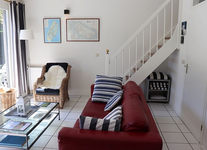 Vakantiehuis Gortersmient 358, De Dennen, Texel met zonnig terras en ligstoelen.