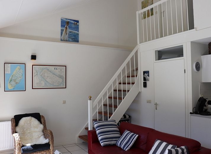 Vakantiehuis Gortersmient 358, De Dennen, Texel met zonnig terras en ligstoelen.