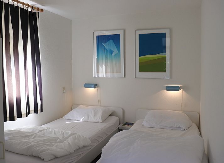 Buitenterras van Vakantiehuis Gortersmient 358, De Dennen, Texel met eettafel.