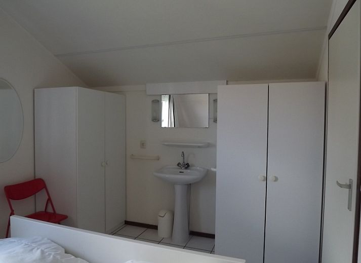 Buitenterras van Vakantiehuis Gortersmient 358, De Dennen, Texel met eettafel.