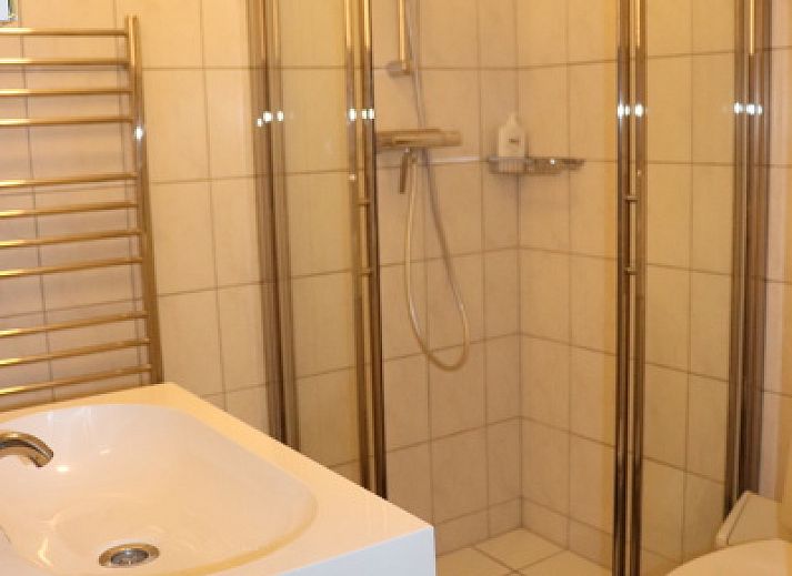 Buitenterras van Vakantiehuis Gortersmient 358, De Dennen, Texel met eettafel.