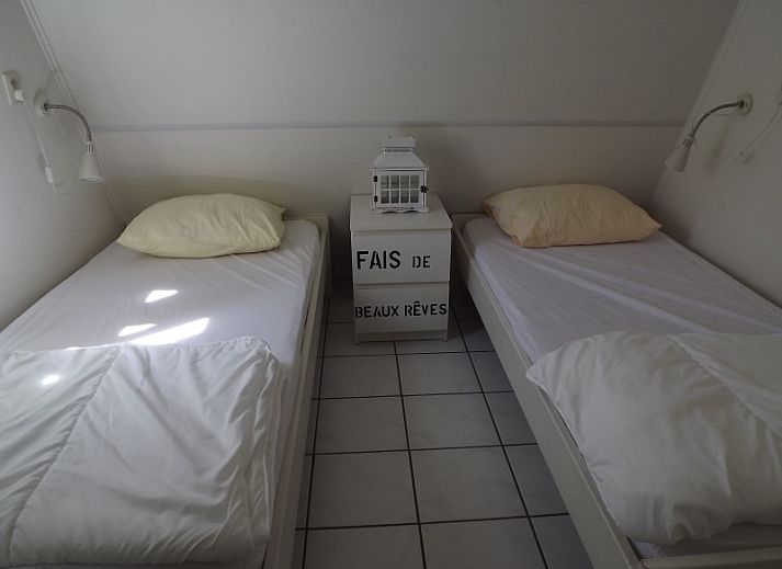 Gezellige woonkamer in Vakantiehuis Gortersmient 358, De Dennen, Texel met comfortabele bank.