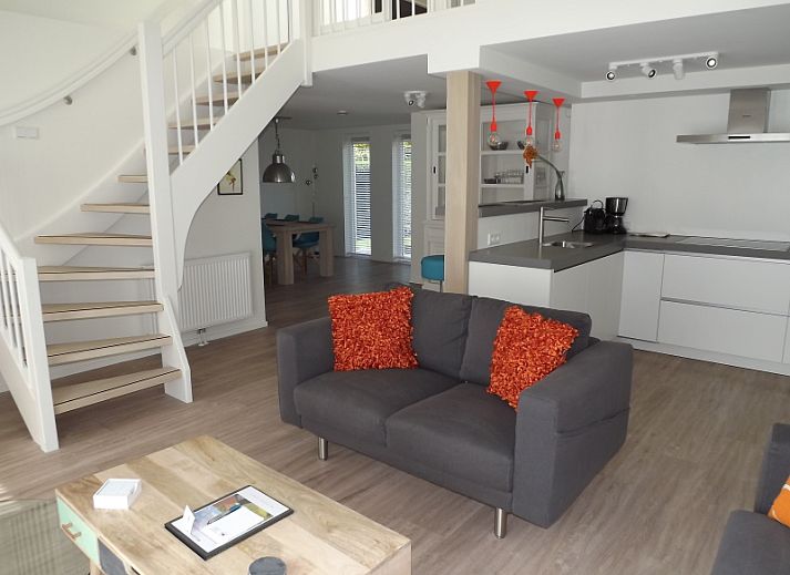 Geniet van het zonovergoten terras bij Vakantiehuis Gortersmient 350 in De Dennen, Texel, ideaal voor ontspanning op de Waddeneilanden.