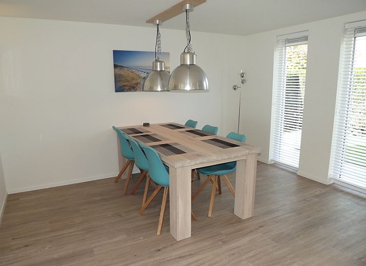 Stijlvolle woonkamer in Vakantiehuis Gortersmient 350, De Dennen, Texel, met comfortabele banken en veel natuurlijk licht.