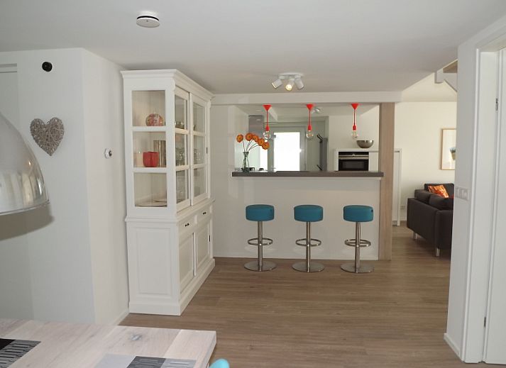 Stijlvolle woonkamer in Vakantiehuis Gortersmient 350, De Dennen, Texel, met comfortabele banken en veel natuurlijk licht.