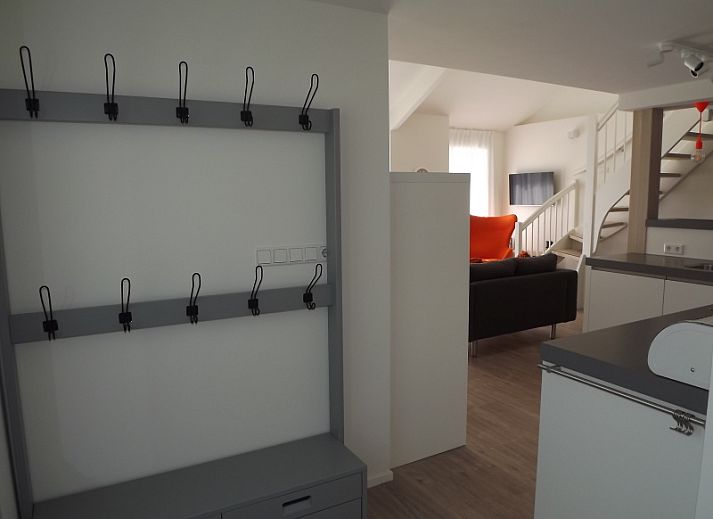 Open keuken en zithoek in Vakantiehuis Gortersmient 350, De Dennen, Texel, ideaal voor gezellige maaltijden op de Waddeneilanden.