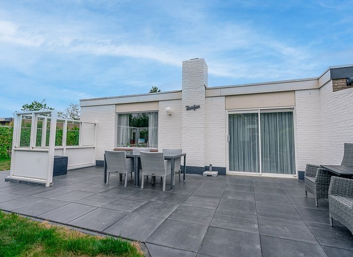 Ruim terras bij Bungalowpark 't Luwe Land, Texelfan, De Dennen, Texel. Geniet van de buitenlucht op het comfortabele terras van de vakantiewoning.