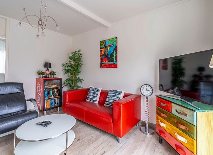 Ruim terras bij Bungalowpark 't Luwe Land, Texelfan, De Dennen, Texel. Geniet van de buitenlucht op het comfortabele terras van de vakantiewoning.