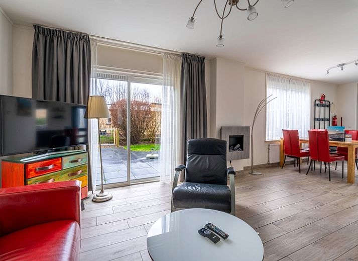 Zonnig terras bij Bungalowpark 't Luwe Land, Texelfan, De Dennen, Texel. Ontspan op het ruime terras van de vakantieaccommodatie.