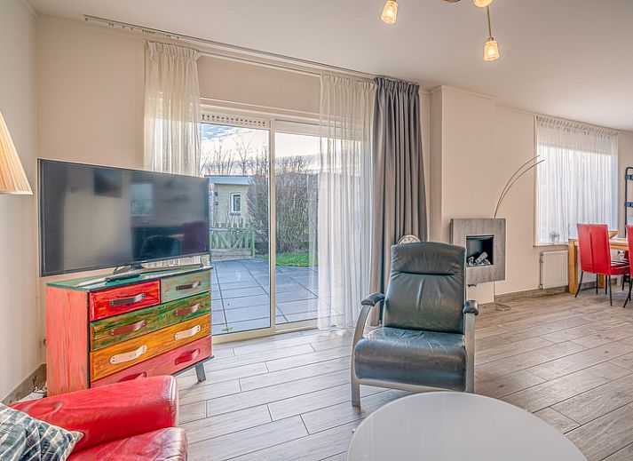 Zonnig terras bij Bungalowpark 't Luwe Land, Texelfan, De Dennen, Texel. Ontspan op het ruime terras van de vakantieaccommodatie.