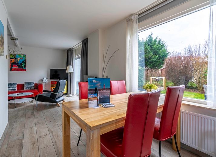 Zonnig terras bij Bungalowpark 't Luwe Land, Texelfan, De Dennen, Texel. Ontspan op het ruime terras van de vakantieaccommodatie.