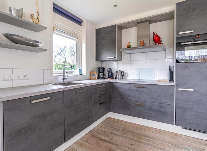 Zonnig terras bij Bungalowpark 't Luwe Land, Texelfan, De Dennen, Texel. Ontspan op het ruime terras van de vakantieaccommodatie.