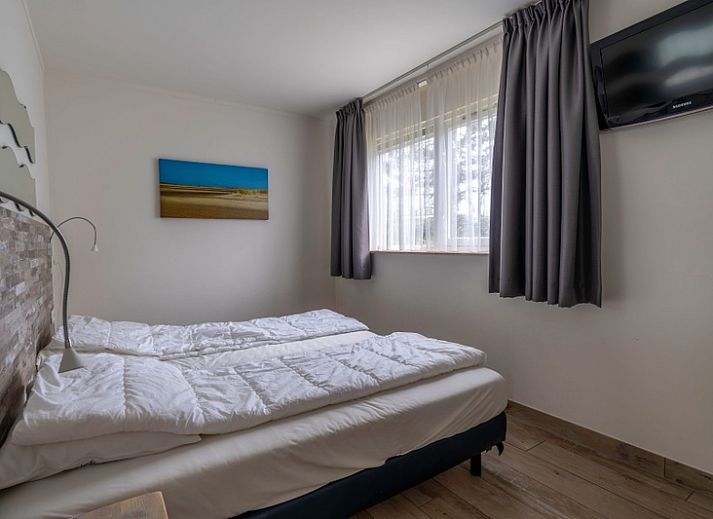 Zonnig terras bij Bungalowpark 't Luwe Land, Texelfan, De Dennen, Texel. Ontspan op het ruime terras van de vakantieaccommodatie.