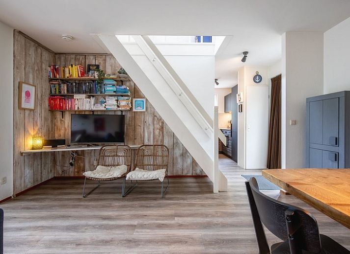 Gezellige veranda bij Bungalowpark Gortersmient - Blommenzee, De Dennen, Texel. Ideaal voor buiten dineren.