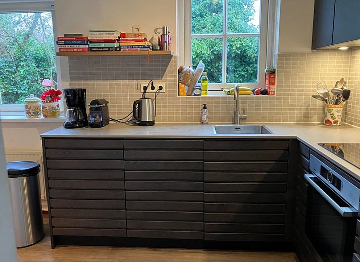 Gezellige veranda bij Bungalowpark Gortersmient - Blommenzee, De Dennen, Texel. Ideaal voor buiten dineren.