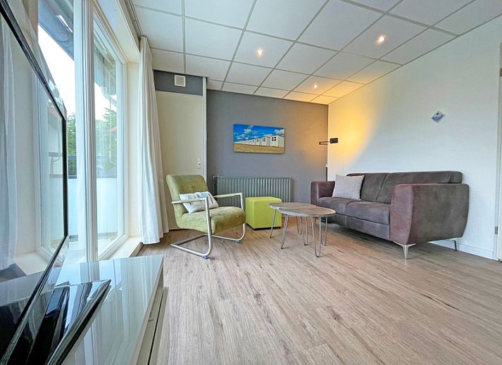 Gemuetliches Wohnzimmer des Appartements Bos en Duin 19 in De Dennen, Texel mit Blick auf die Natur.