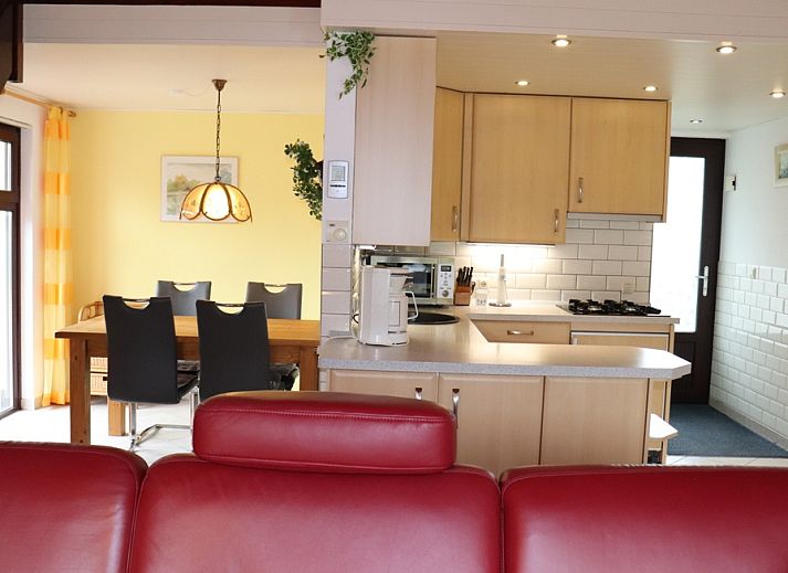 Gemuetliche Kueche und Essecke im Ferienhaus Gortersmient 300, De Dennen, Texel. Komfortables Ferienhaus mit modernen Annehmlichkeiten.