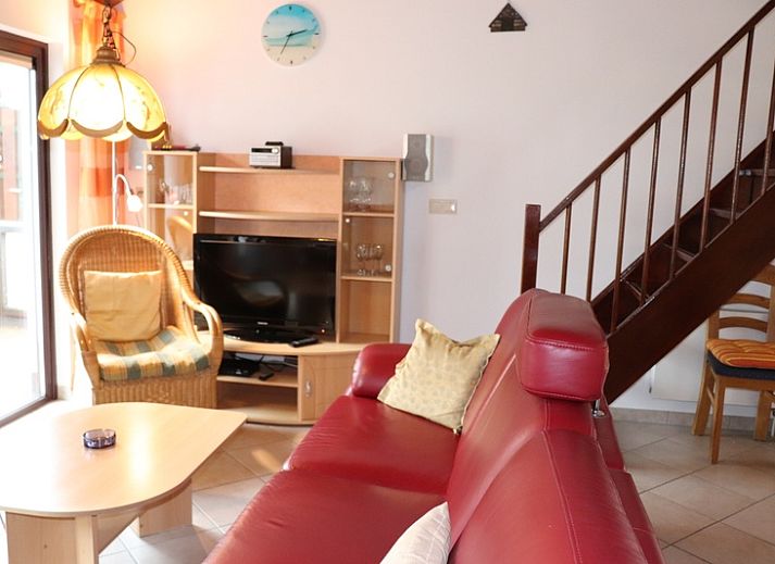 Geraeumige Sitzecke mit Kamin im Ferienhaus Gortersmient 300, De Dennen, Texel. Perfektes Ferienhaus fuer Entspannung auf den Watteninseln.