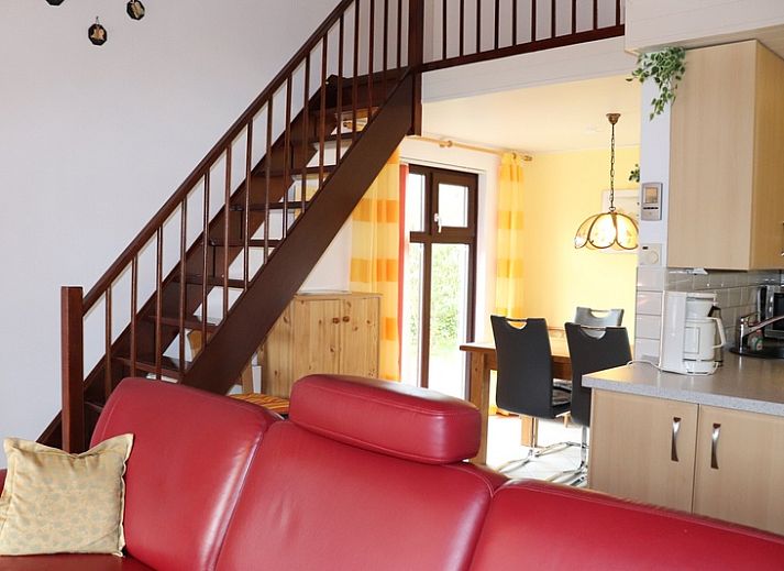 Geraeumige Sitzecke mit Kamin im Ferienhaus Gortersmient 300, De Dennen, Texel. Perfektes Ferienhaus fuer Entspannung auf den Watteninseln.