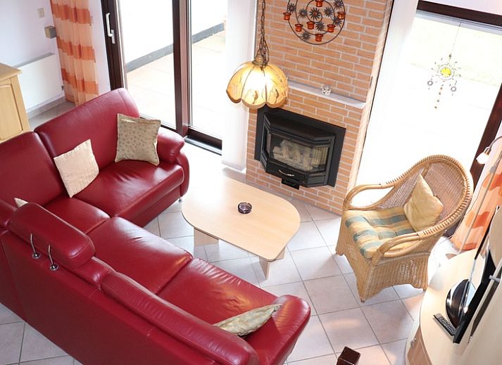 Geraeumige Sitzecke mit Kamin im Ferienhaus Gortersmient 300, De Dennen, Texel. Perfektes Ferienhaus fuer Entspannung auf den Watteninseln.