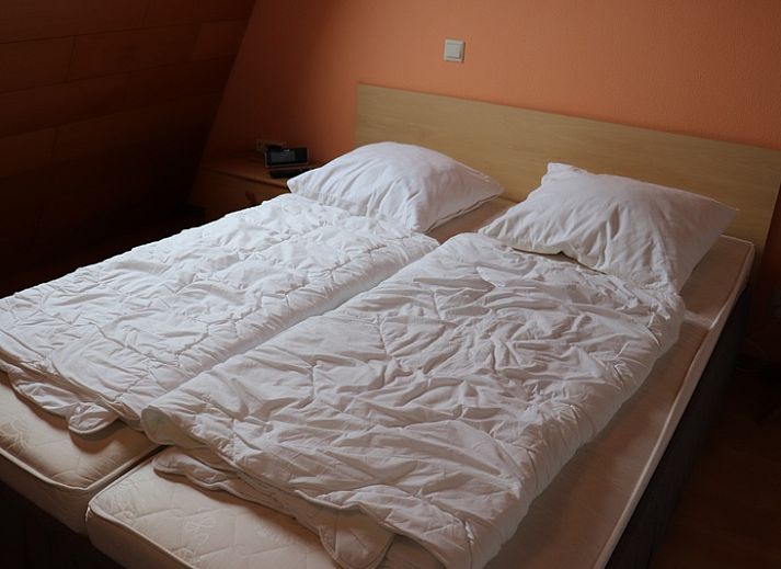 Offene Treppe zum Obergeschoss im Ferienhaus Gortersmient 300, De Dennen, Texel. Ferienhaus mit moderner Kueche und Essecke.