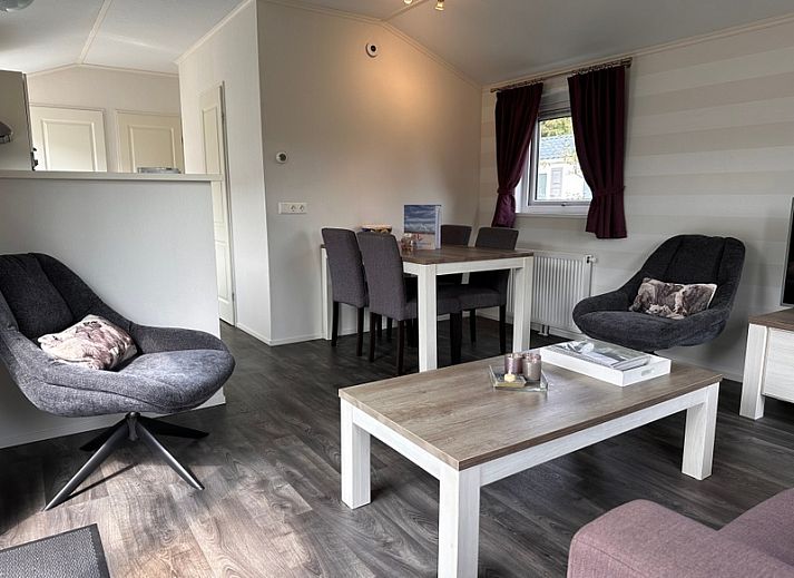 Gemuetlicher Aussenbereich im Vakantiepark de Bremakker - Akkerveld 23, De Dennen, Texel mit Sitzgelegenheit und Sonnenschirm.