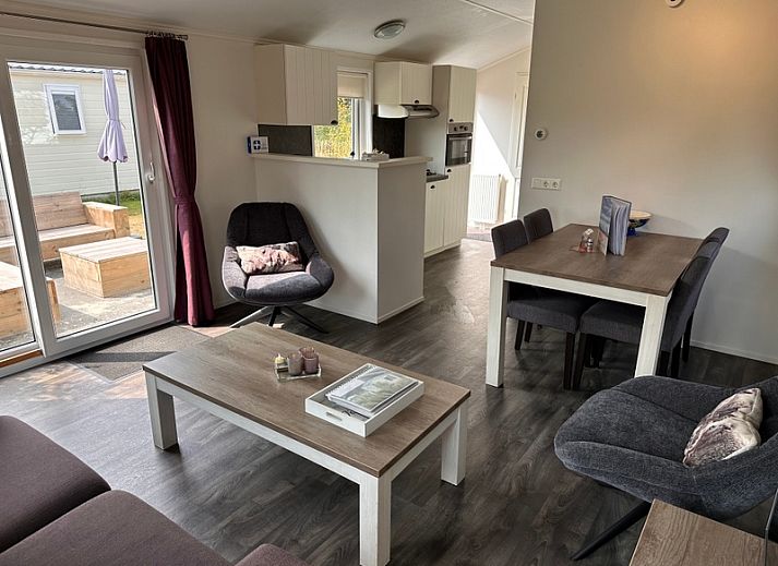 Gemuetlicher Aussenbereich im Vakantiepark de Bremakker - Akkerveld 23, De Dennen, Texel mit Sitzgelegenheit und Sonnenschirm.