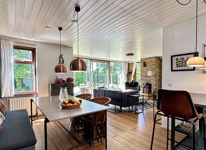 Geniet van de zonnige tuin en het terras bij Texel Bungalow 257 in De Koog, ideaal voor een ontspannen vakantie op de Waddeneilanden.