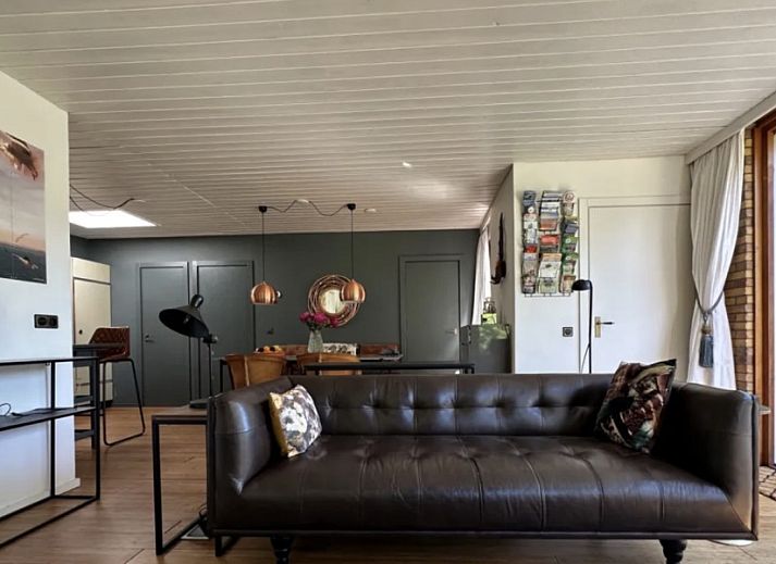 Geniet van de zonnige tuin en het terras bij Texel Bungalow 257 in De Koog, ideaal voor een ontspannen vakantie op de Waddeneilanden.