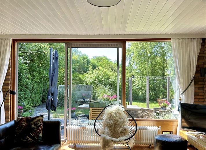 Geniet van de zonnige tuin en het terras bij Texel Bungalow 257 in De Koog, ideaal voor een ontspannen vakantie op de Waddeneilanden.