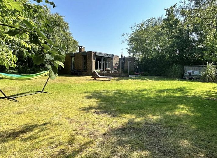 Geniet van de zonnige tuin en het terras bij Texel Bungalow 257 in De Koog, ideaal voor een ontspannen vakantie op de Waddeneilanden.